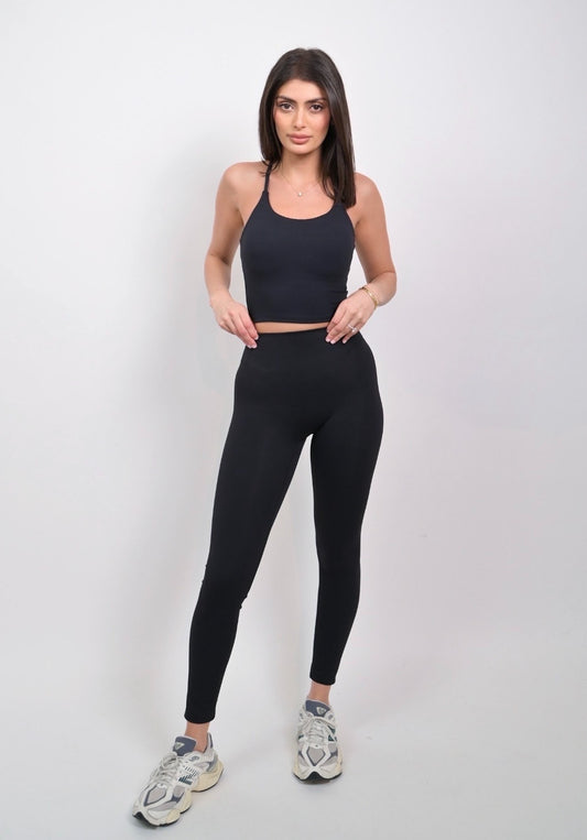 Nikkita Smooth Singlet Crop - Black